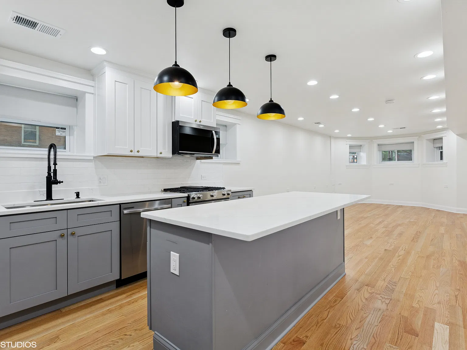 3 bed, 1300 sqft, $2,995 — Photo 3