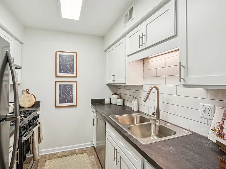 Woodbridge Apartments — Photo 10