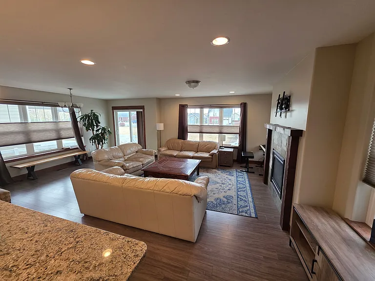 ROOMY MODERN LIVING ROOM