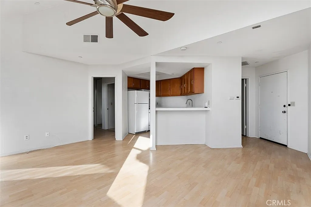 2 bed, 877 sqft, $3,350 — Photo 3