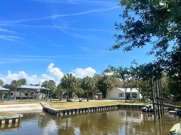 21 W 3rd Ln, Horseshoe Beach, FL 32648