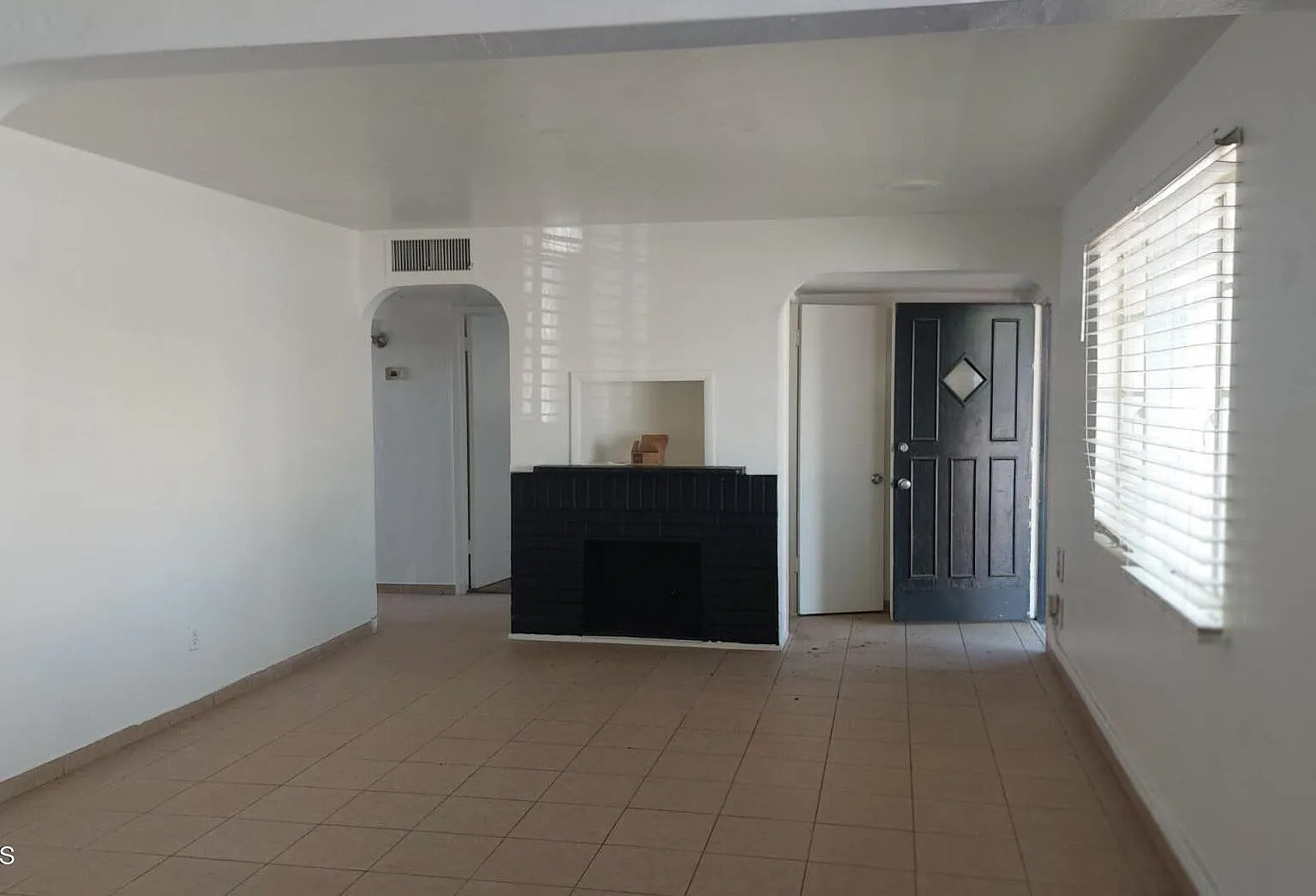 3 bed, 2.0 bath, 1162 sqft, $1,900 — Photo 2