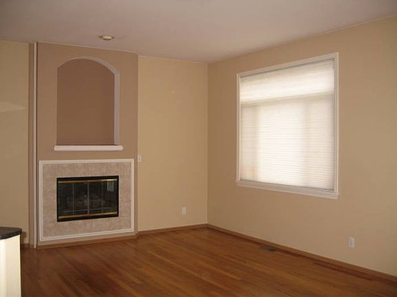 Family room w/fireplace