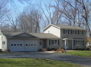 1099 Five Mile Line Rd, Webster, NY 14580