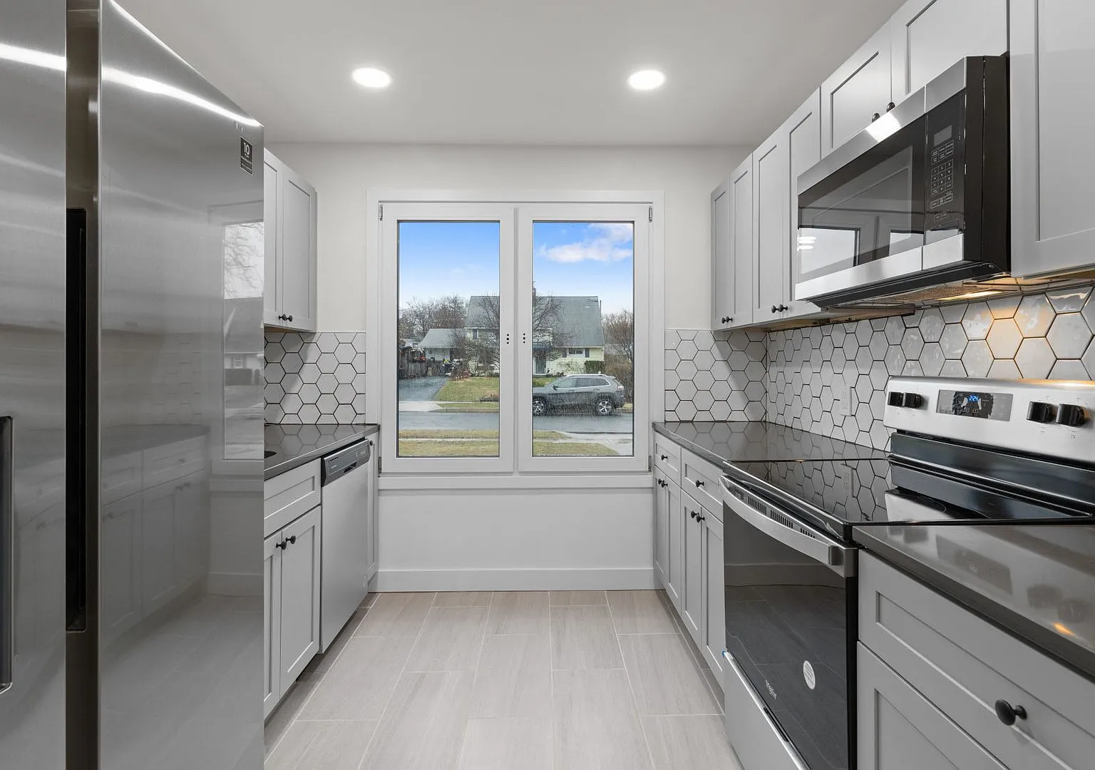 Beautiful fully renovated 5 bed 2 bath House with a sun room and large yard — Photo 4