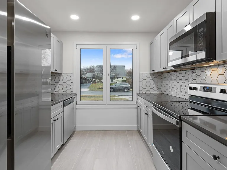 6 Roundwood Ln — Photo 3