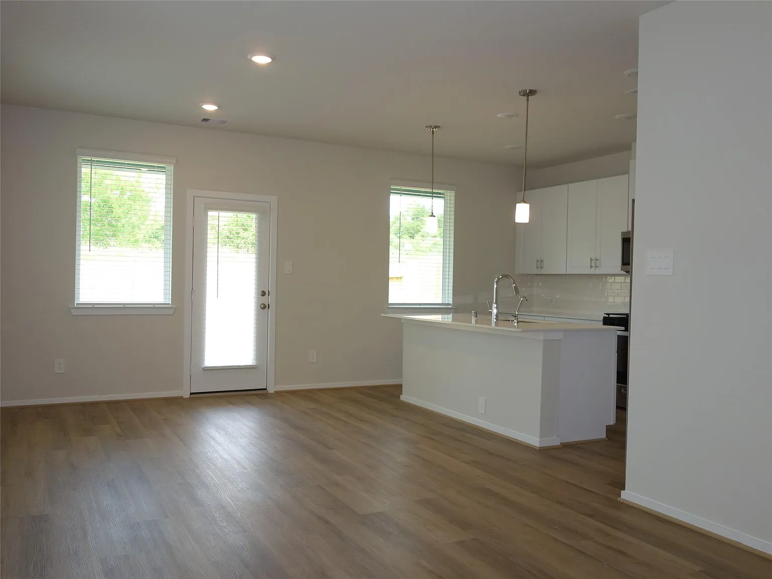 3 bed, 2.5 bath, 1604 sqft, $2,400 — Photo 4