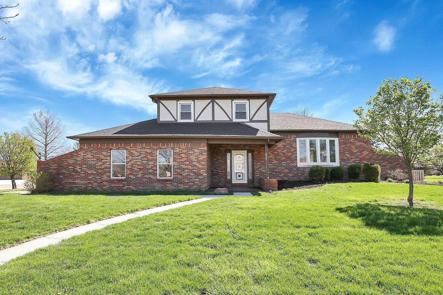 Listing photo 1 for 6347 Moundview Pl