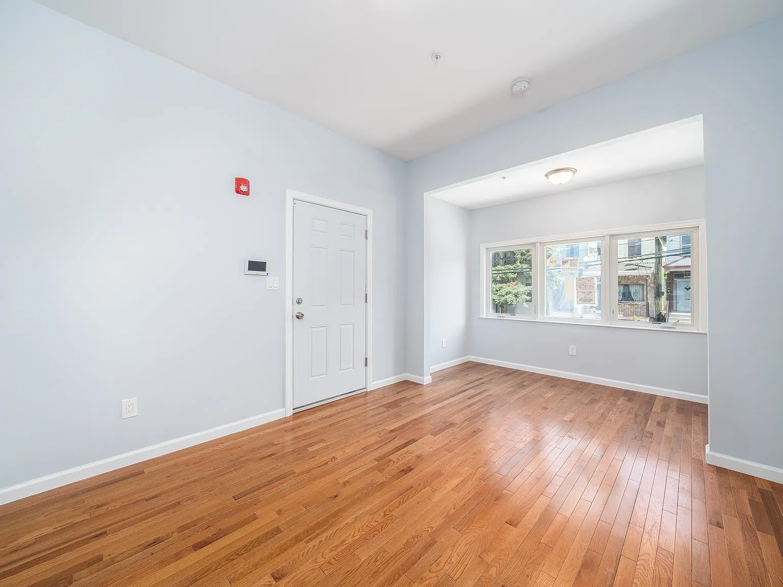 3 bed, 1.5 bath, 1000 sqft, $3,700 — Photo 3
