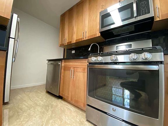3rd image of 250 E 63rd St #3D