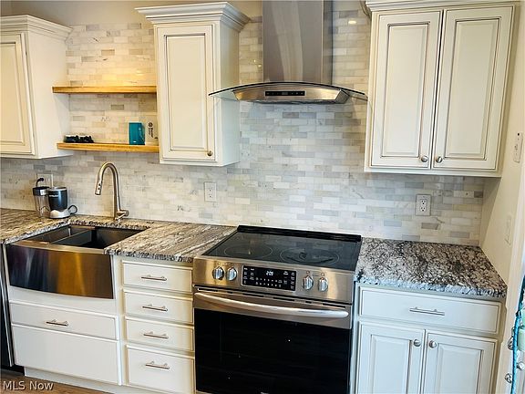 3rd image of 2556 Shakespeare Ln