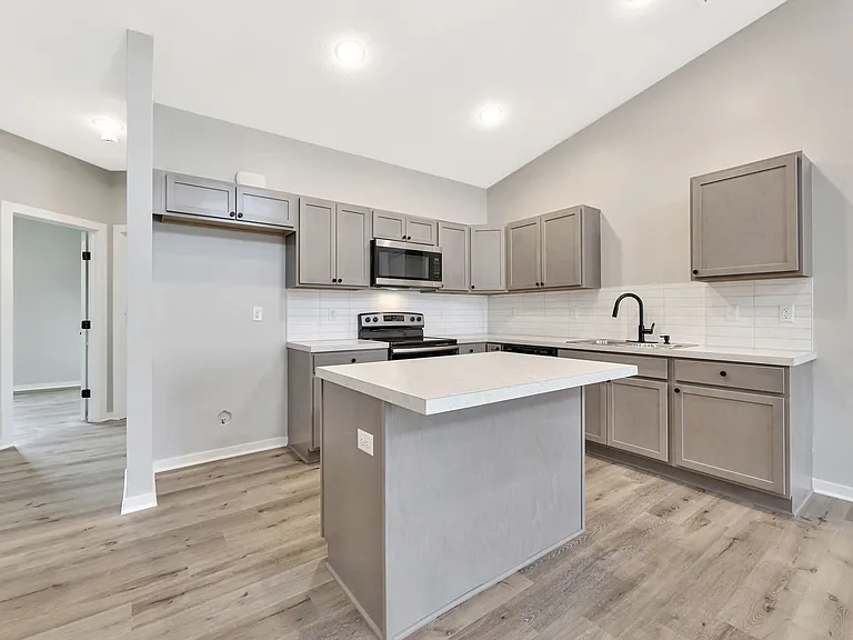 1023 S Edwards St #200 — Photo 13