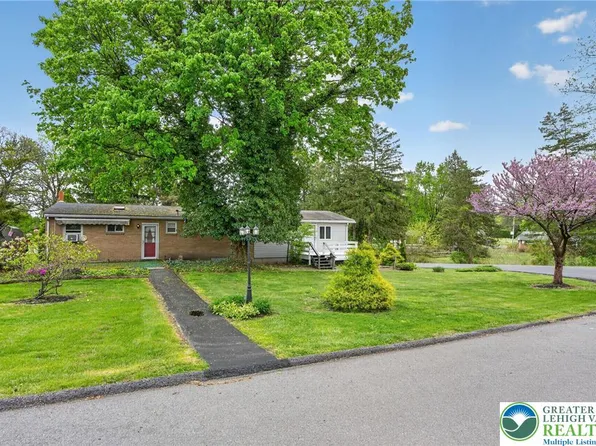 1220 Oakwood Dr, Bethlehem, PA 18017