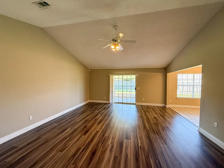 1519 Sandcliff Dr — Photo 3