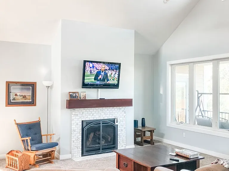 220 Meadow Woods Dr — Photo 4