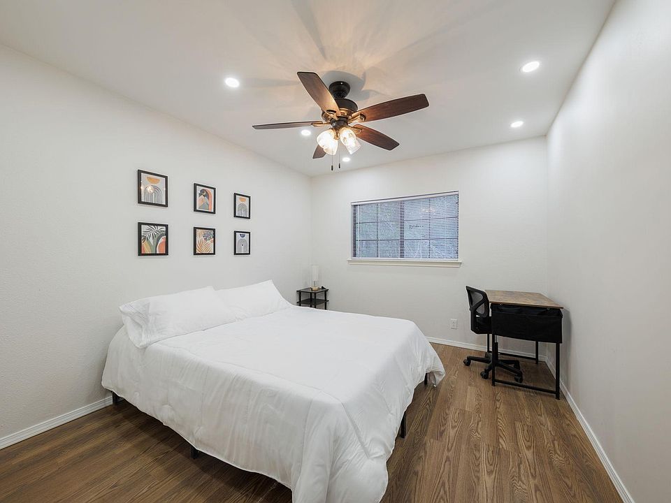 Queen bed with reach in closet