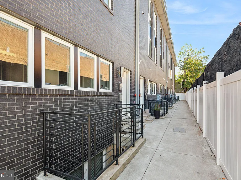 1224 N 26th St #J1 — Photo 25