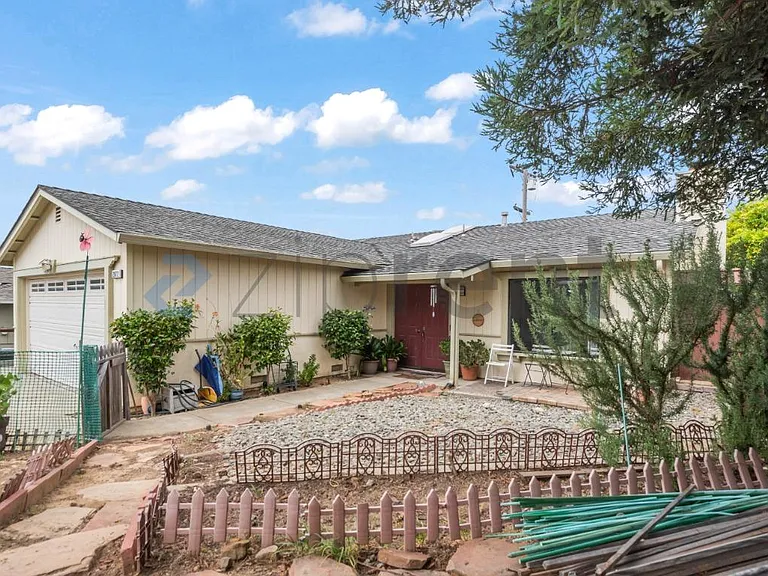 2872 Pickford Pl — Photo 2