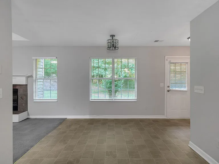 585 Mountainview Dr — Photo 8