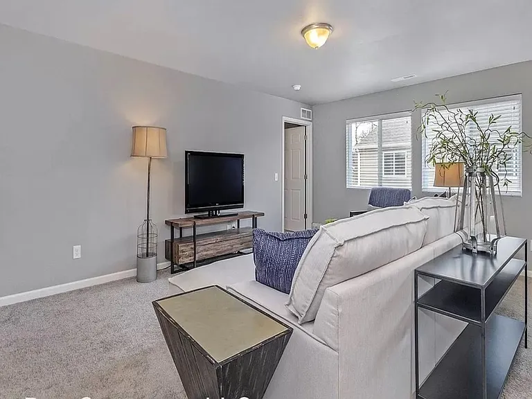 1010 W Villas Dr — Photo 9