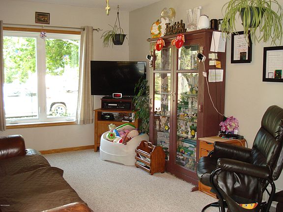 5th image of 838 2nd St NE