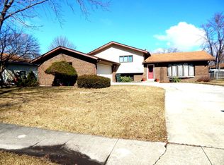 215 Waubansee Dr, Minooka, IL 60447