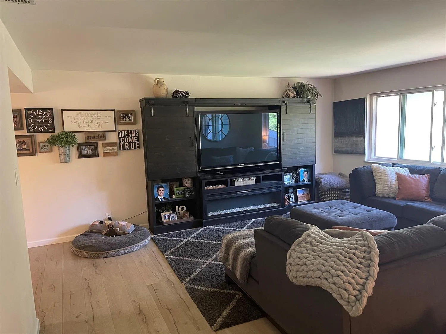 7855 Greenridge Way — Photo 2