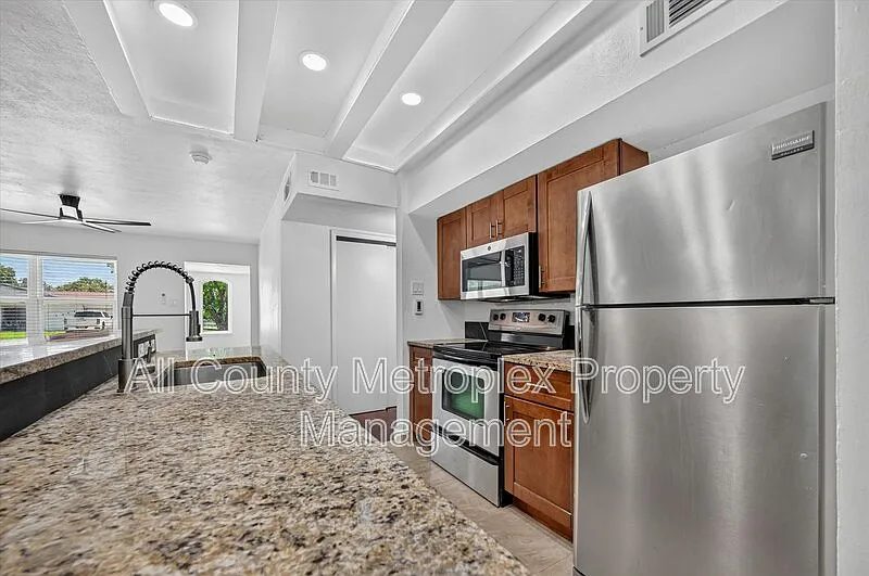 3 bed, 2.0 bath, 1140 sqft, $2,100 — Photo 2