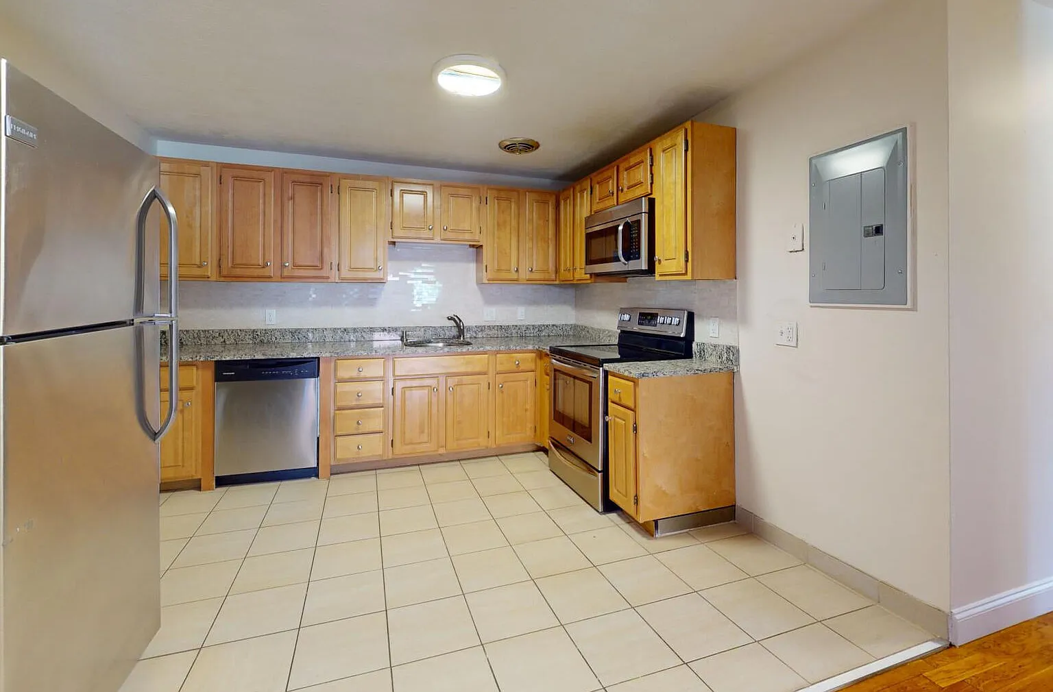 2 bed, 1.0 bath, 9999 sqft, $3,700 — Photo 4