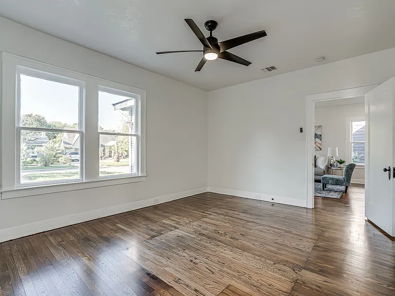 2035 W Summit Ave — Photo 23