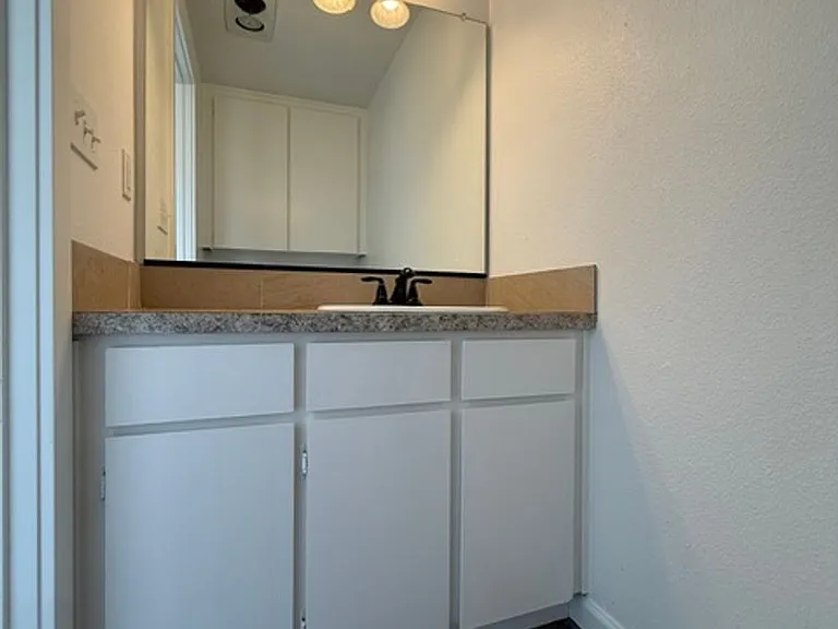 TLD184 — Photo 11