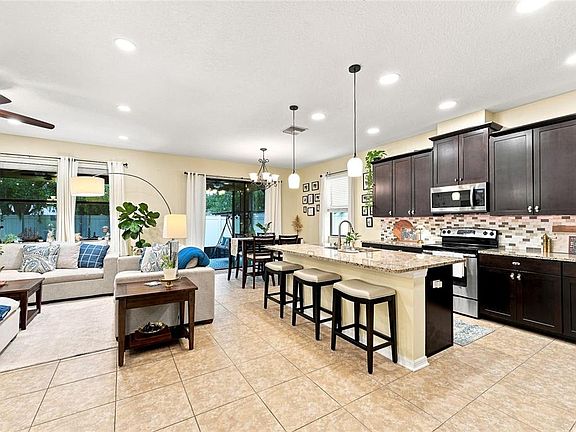 4th image of 1008 OAKCREST DRIVE