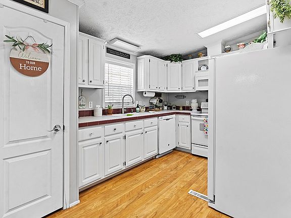 3rd image of 157 Spring Lake Dr