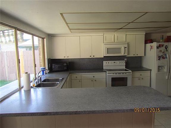 3rd image of 1521 Carnation Dr