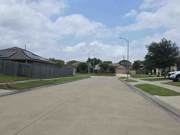 Exterior Neighborhood (street photo)