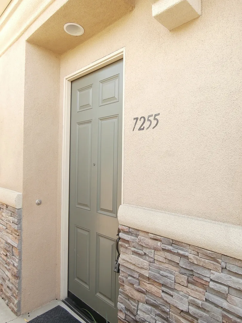 3 Bedroom and 2 and Half Bathroom End Unit Condo with Air Conditioning — Photo 4