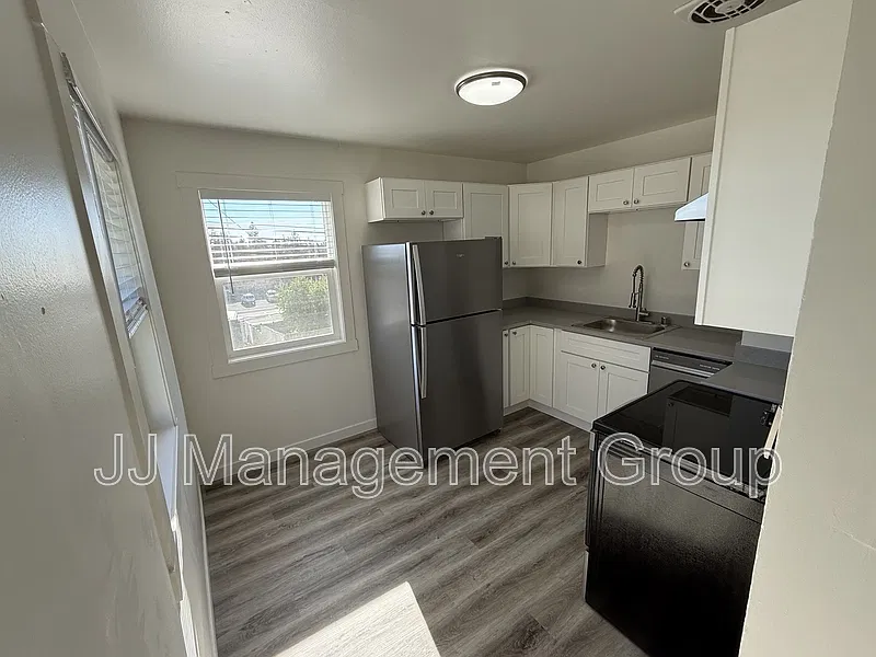 2 bed, 1.0 bath, 950 sqft, $1,350 — Photo 2