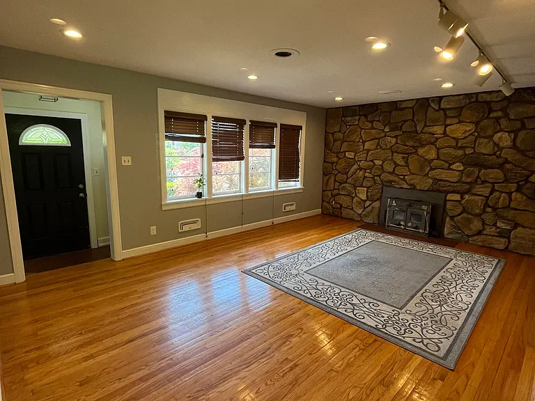 226 Orchard Ln — Photo 4