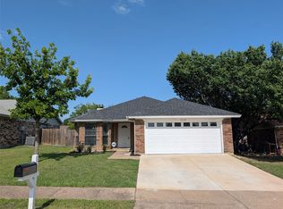 8220 Meadowbrook Dr, Watauga, TX 76148