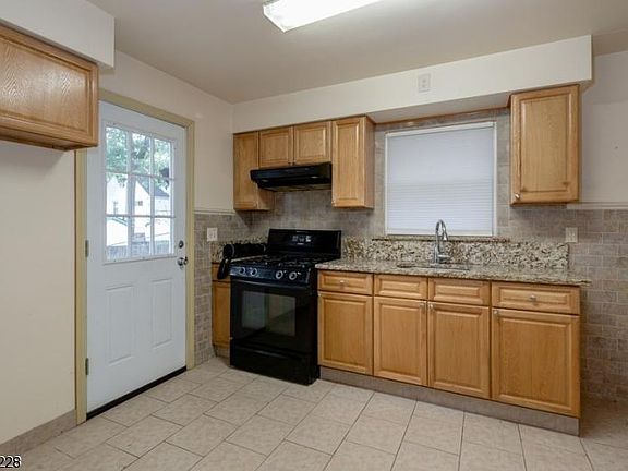 3rd image of 104 Lincoln Pl