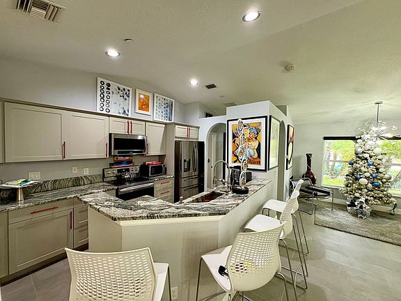 5th image of 2450 SW Cameo Blvd