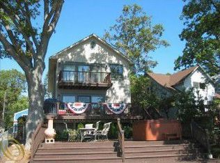 423 N North Shore Dr, Lake Orion, MI 48362