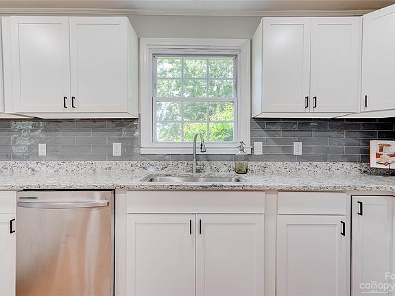 3rd image of 3609 Robinson Cir