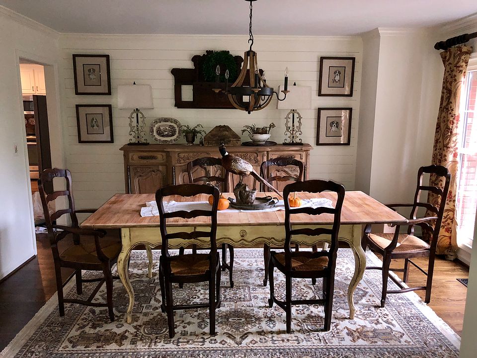 Dinning room with shiplap
