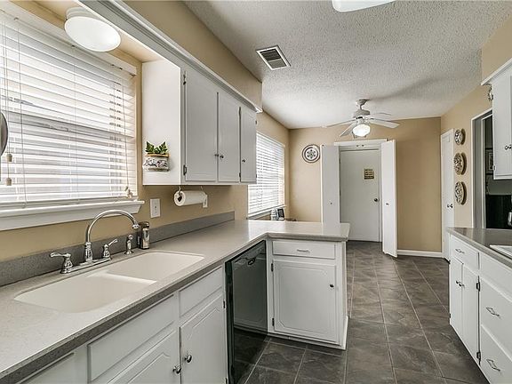 4th image of 717 Kingsbridge Dr