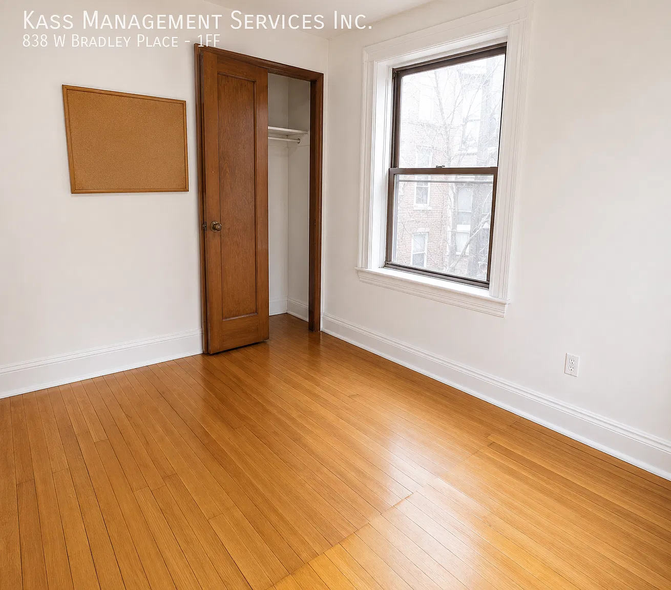 Spacious 3 Bed / 3 Bath Apartment in Lakeview Hardwood Floors & High Ceilings — Photo 3