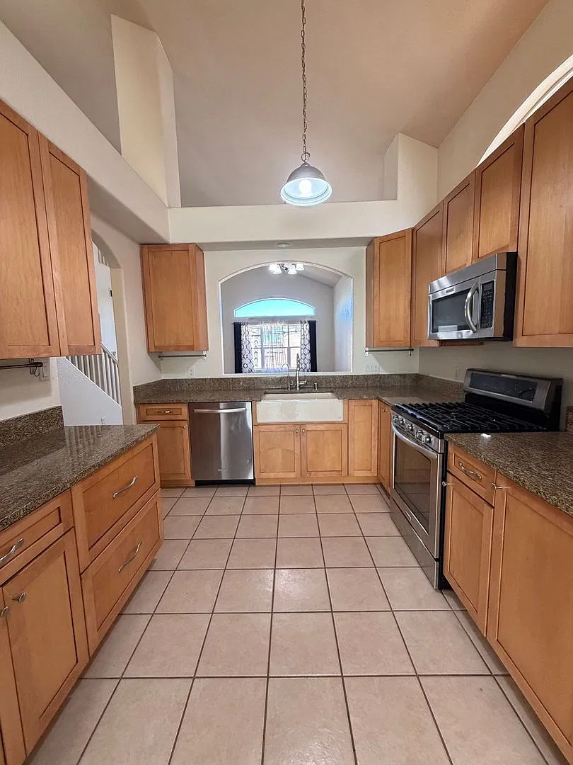 Soaring Ceilings, Stunning Architectural Details & Spacious Living in Albuquerque! 3 Bedrooms 3 B... — Photo 3