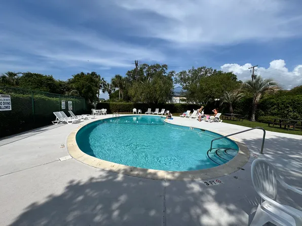 9 Ocean Park Ct, Isle Of Palms, SC 29451