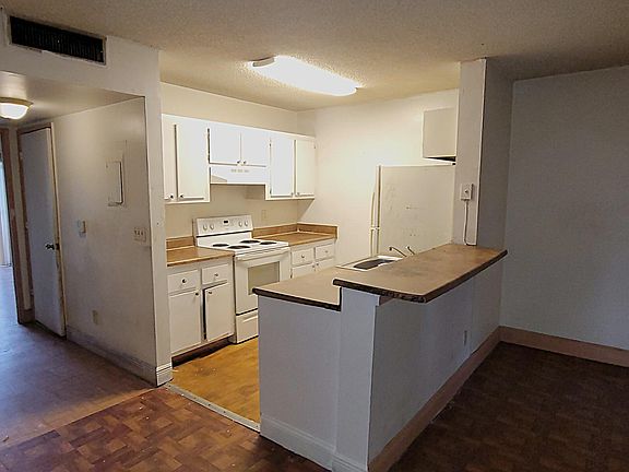 4th image of 1509 Meadows Circle W