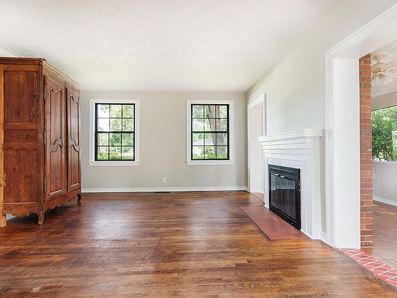 5th image of 1524 Peachtree Cir S